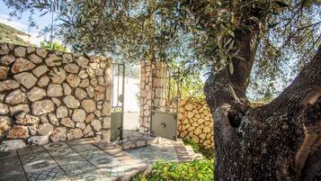 Villa, 2 Bedrooms, Balcony, Garden View | Property grounds