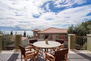 Outdoor dining - The Cerulean Villa - The Concord Of Blue And Green! (Kefalonia)