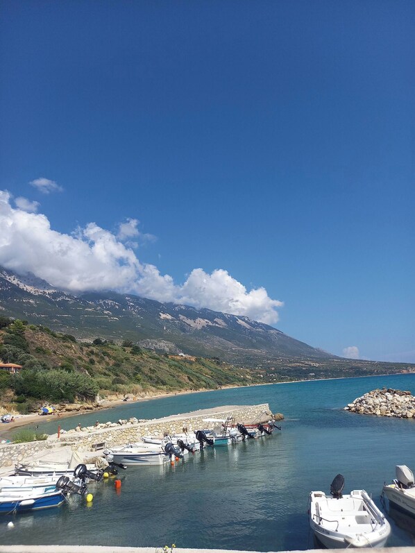 Huvila, 5 makuuhuonetta, parveke, näköala puutarhaan | Huvivenesatama