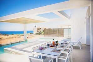 Villa, Mehrere Schlafzimmer, eigener Pool, Gartenblick | Speisen im Freien