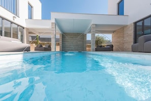 Vila, 5 quartos, piscina particular, vista para a cidade | Piscina | Piscina externa