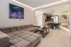 Villa, 5 Schlafzimmer, eigener Pool, Stadtblick | Wohnzimmer