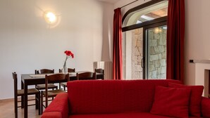 Apartemen, 2 kamar tidur, patio | Area keluarga