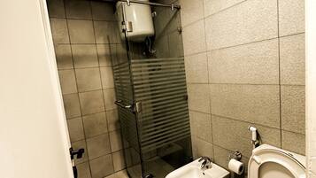 Apartment, 1 Bedroom, Accessible, Smoking | Bathroom