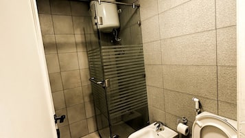 Apartment, 1 Bedroom, Accessible, Smoking | Bathroom