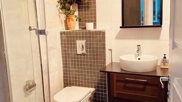 Apartment, 1 Bedroom, Terrace, Garden View | Bathroom