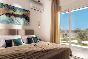Une chambre moderne avec un grand lit, une vue sur l’extérieur et un appareil de climatisation.