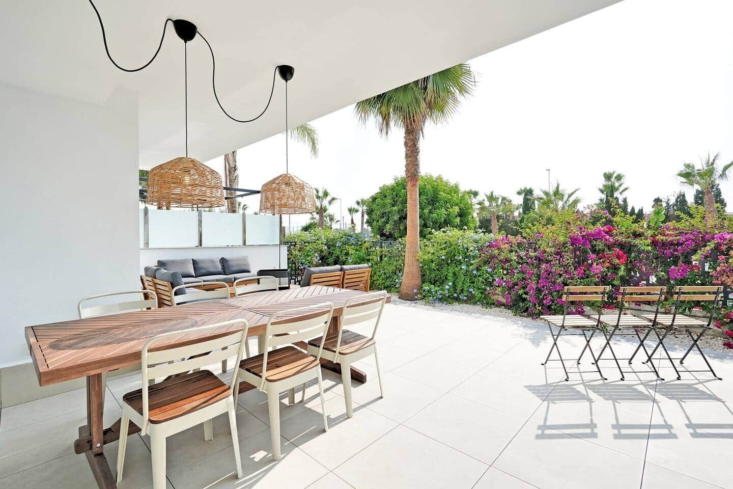 屋外ダイニングエリア