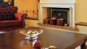 A dining table with a glass bowl, a red ornament, and a candle. - Koralia - Chania's Card Postal Villa Majestic View (Chania)