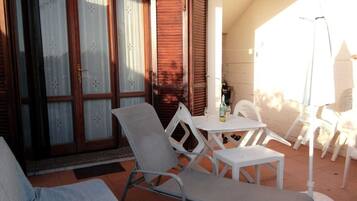 Nhà, nhiều phòng ngủ, hút thuốc, hiên | Ban công