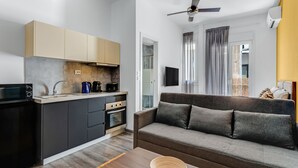 Living room - Sanders Center - Nice Studio Apt With Balcony (Athens)