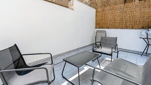 Unclassified image, 2 of 20, button - Sanders Center - Cozy Studio Apt With Balcony (Athens)