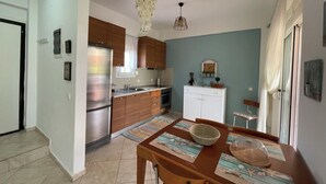 House, 3 Bedrooms, Balcony, Garden View | Ruang makan