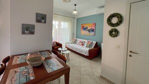 House, 3 Bedrooms, Balcony, Garden View | Ruang tamu