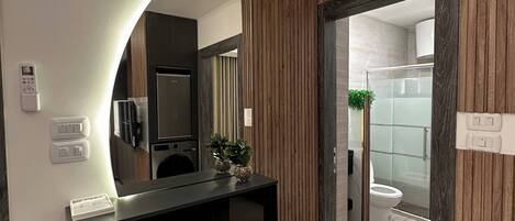 Apartment, 1 Bedroom, Accessible, Smoking | Bathroom