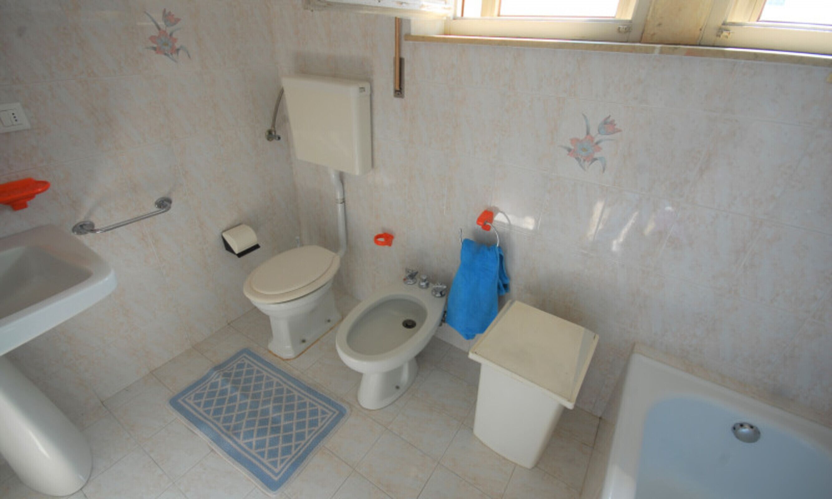 A bathroom with a toilet, bidet, sink, and bathtub.