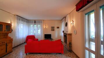 Villa, 2 Bedrooms, Patio, Garden View | Living area