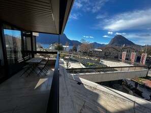 Ein moderner Balkon mit Blick auf eine Berglandschaft und ein Gewässer.