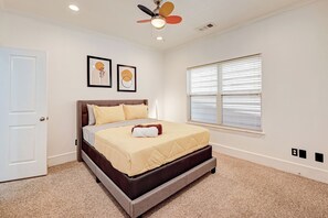 Apartment, 3 Bedrooms, Balcony, City View | 3 bedrooms - Vibrant Haven With Rooftop Patio (Houston)