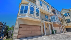 Exterior - Vibrant Haven With Rooftop Patio (Houston)