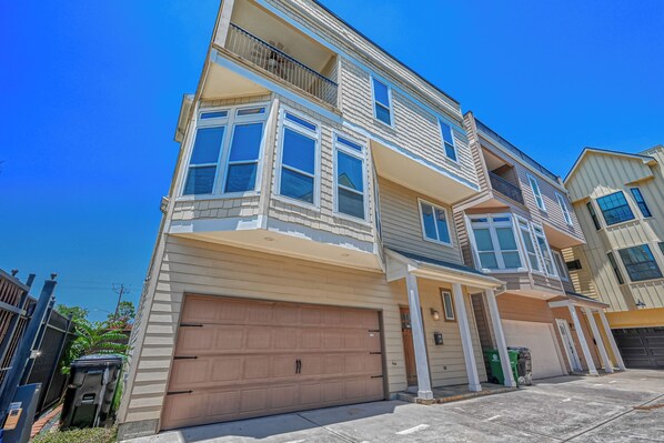 Exterior - Vibrant Haven With Rooftop Patio (Houston)