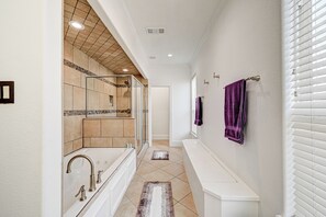 Bathroom - Vibrant Haven With Rooftop Patio (Houston)