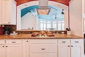 Apartment, 3 Bedrooms, Balcony, City View | Private kitchen - Vibrant Haven With Rooftop Patio (Houston)