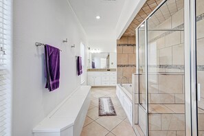 Apartment, 3 Bedrooms, Balcony, City View | Bathroom - Vibrant Haven With Rooftop Patio (Houston)