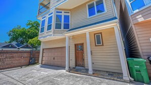 Apartment, 3 Bedrooms, Balcony, City View | Exterior - Vibrant Haven With Rooftop Patio (Houston)