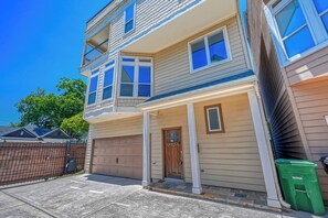 Apartment, 3 Bedrooms, Balcony, City View | Exterior - Vibrant Haven With Rooftop Patio (Houston)