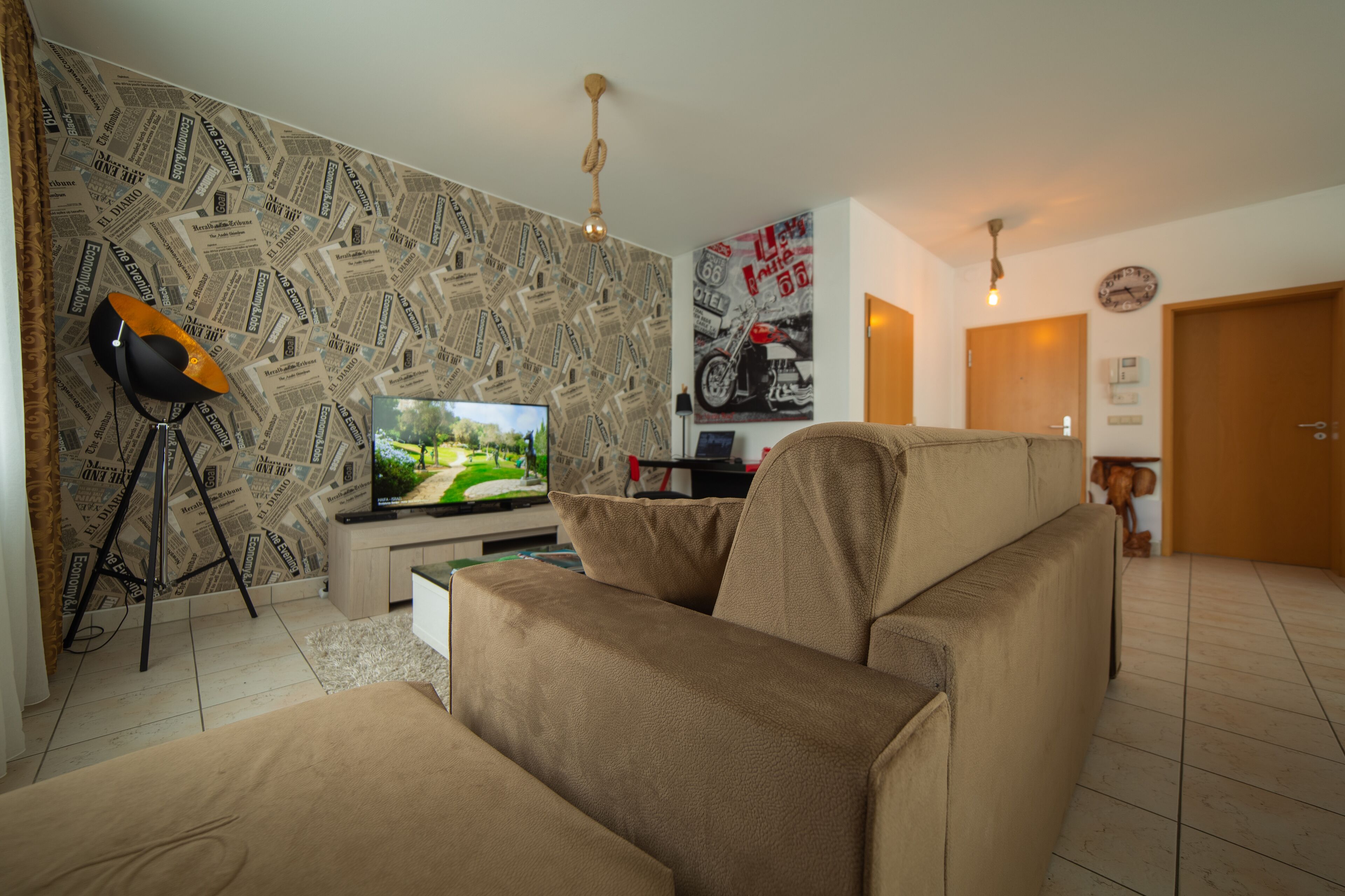 Apartament Deluxe | Sala d'estar | Televisor de 32 polzades amb canals digitals 