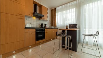 Deluxe Apartment | Private kitchen | Fridge, stovetop, coffee/tea maker, electric kettle