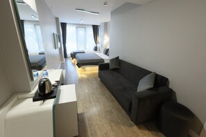 Firemannsrom – familie, 1 soverom, aircondition, byutsikt | Oppholdsområde | En 43-tommers LCD-TV med Parabol-TV