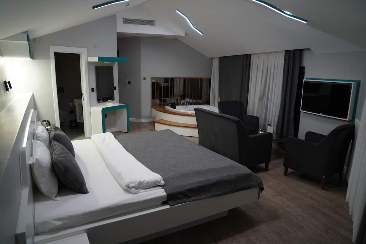 Luxury Room, 1 King Bed, Air conditioning, City View | Premium bedding, free minibar, in-room safe, desk