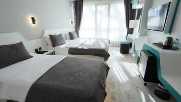 Habitación triple estándar, 1 habitación, aire acondicionado, vista a la ciudad | Ropa de cama de alta calidad y minibar