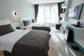 A hotel room with two beds, a TV, a desk, and a window with curtains. - Midis Otel (Edirne)