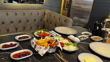 Tägliches nach Wunsch zubereitetes Frühstück (500 TRY pro Person)