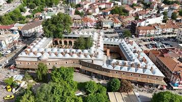 Vista aérea de um edifício histórico com cúpula característica e pátio.