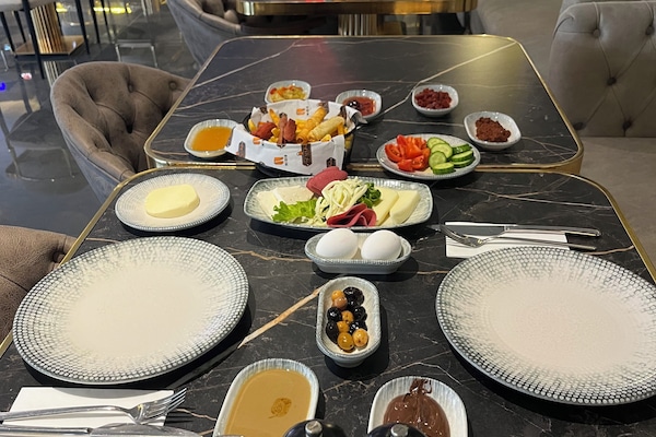 Desayuno a la carta diario (TRY 500 por persona)
