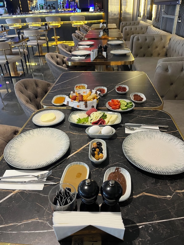 Desayuno a la carta (TRY 500 por persona)