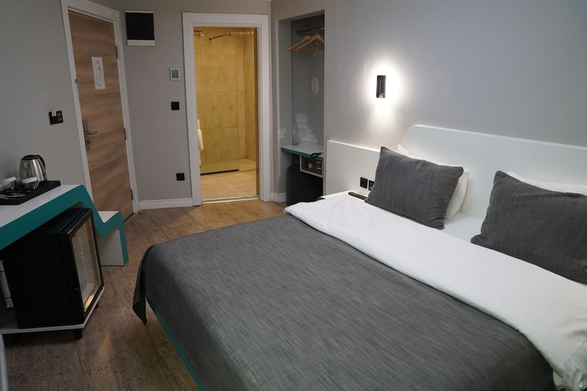 Premium bedding, free minibar, in-room safe, desk