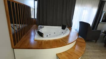 Quarto superluxo, 1 cama King, ar-condicionado, vista para a cidade | Banheira de hidromassagem