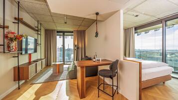 1 غرفة نوم وأغطية فراش متميزة وخزنة داخل الغرفة ومكتب