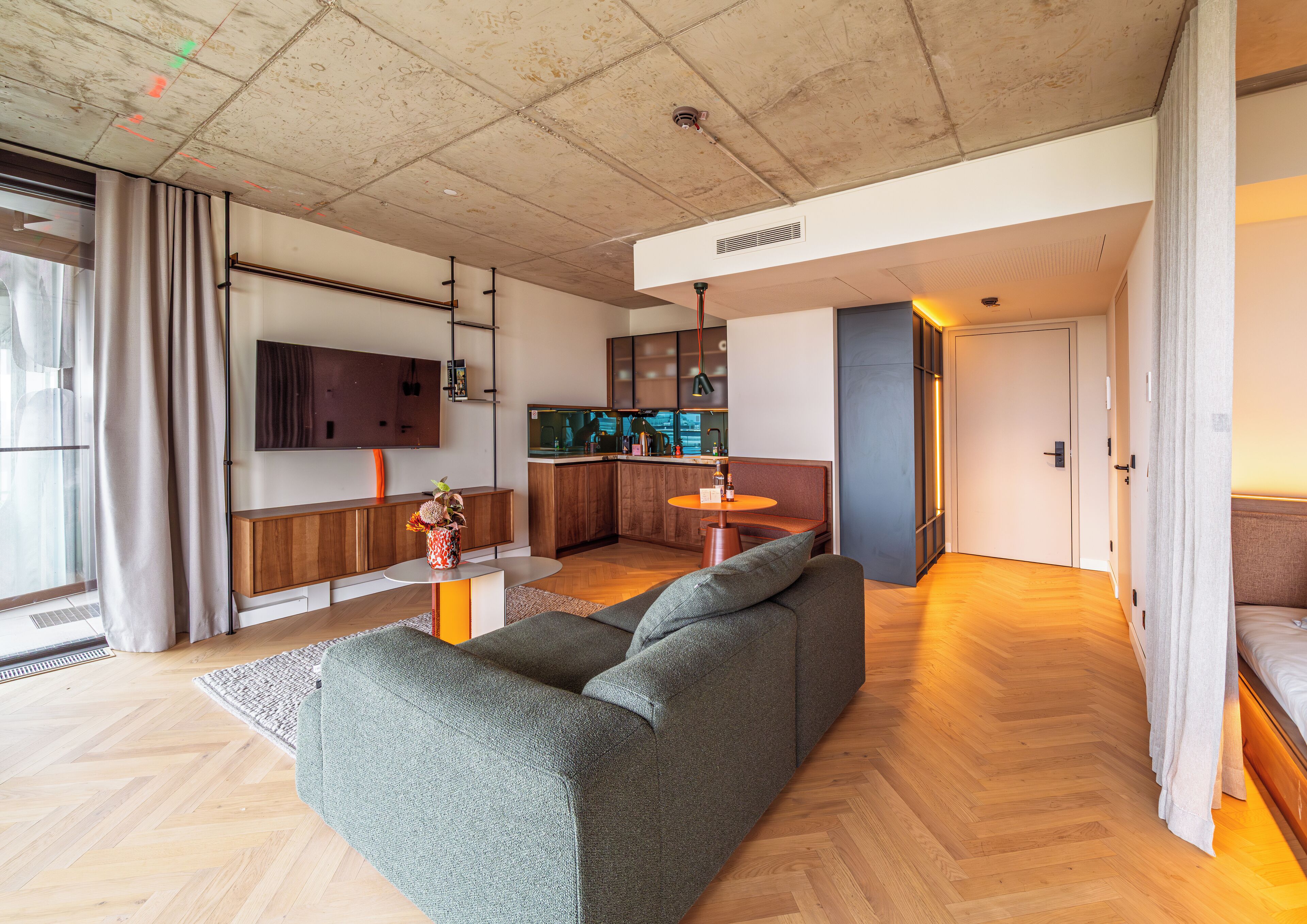 Una sala de estar moderna con un sofá, una mesa de centro y un televisor.