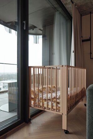 1 Schlafzimmer, hochwertige Bettwaren, Zimmersafe, Schreibtisch