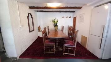 Shared Dormitory, 1 Bedroom, Garden View | Dining room