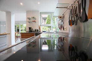 Geladeira, micro-ondas, fogão, cooktop