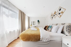 2 bedrooms, desk, iron/ironing board, WiFi