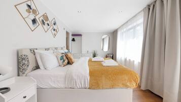 2 bedrooms, desk, iron/ironing board, WiFi