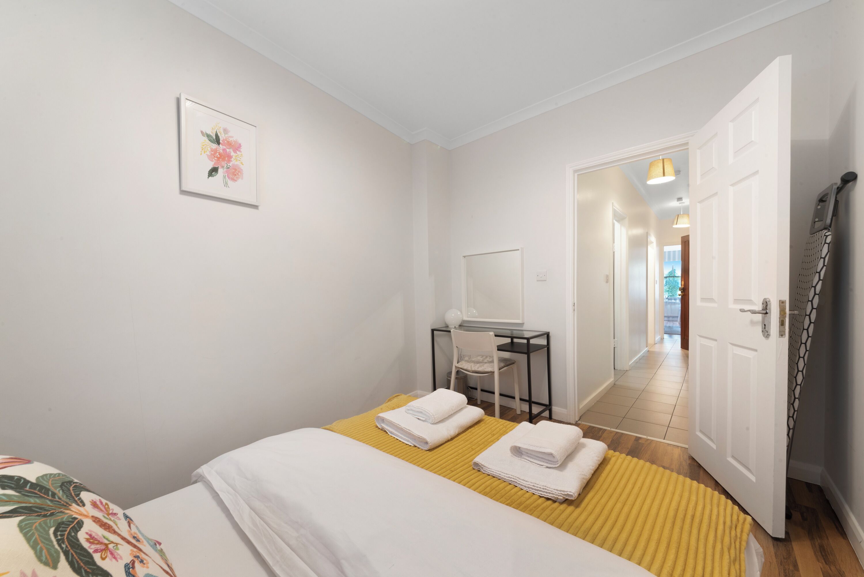 1 habitación, escritorio y tabla de planchar con plancha 